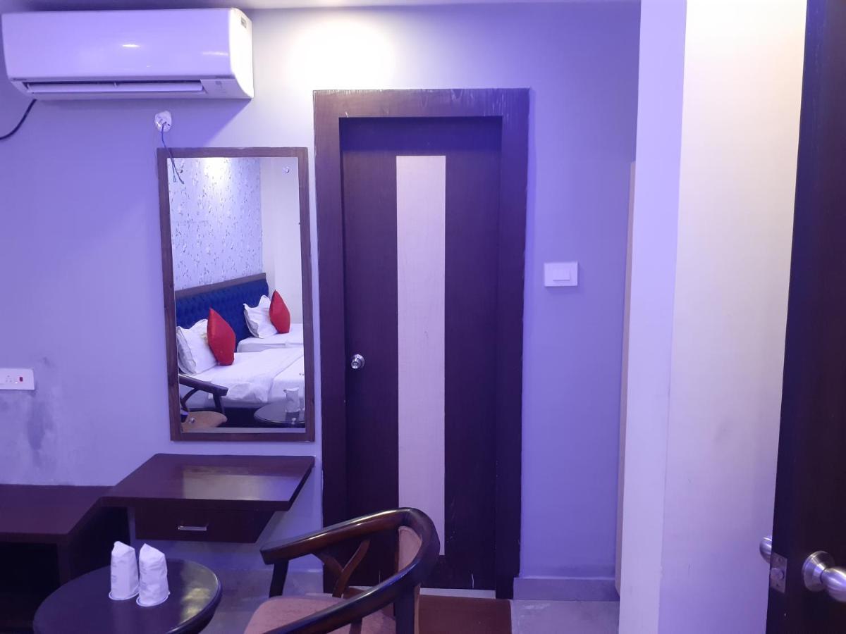 Hotel Delight Deluxe Pipra Dewās Esterno foto